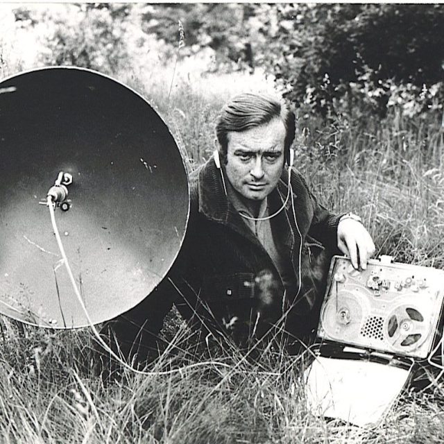 Oldřich Unger s magnetofonem Nagra III a parabolickým mikrofonem,  s nímž strávil stovky hodin při nahrávání hlasů přírody v terénu. Fotografie z jarního natáčení zvuků u jihočeských rybníkům v r. 1970. | foto: Alexandr Janovský,  archiv Oldřicha Ungera