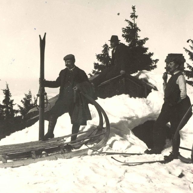 Josef Rössler-Ořovský s přáteli na lyžích | foto: eSbírky – kulturní dědictví on-line,  CC BY 4.0