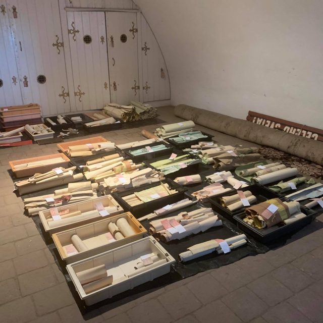 Pracovníci zámku v Opočně našli poklad,  unikátní tapety z 19. století | foto: Jana Házová,  Český rozhlas
