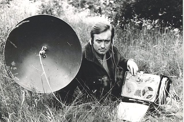 Oldřich Unger s magnetofonem Nagra III a parabolickým mikrofonem,  s nímž strávil stovky hodin při nahrávání hlasů přírody v terénu. Fotografie z jarního natáčení zvuků u jihočeských rybníkům v r. 1970. | foto: Alexandr Janovský,  archiv Oldřicha Ungera